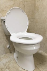 Best Toilet Seats For Heavy People: Reviews Of The Strongest & Sturdiest Oversized Options